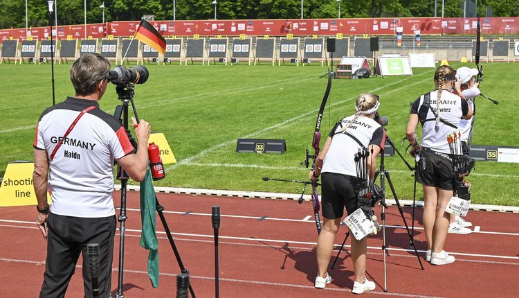 Foto: Eckhard Frerichs / Das Recurve-Frauenteam mit Bundestrainer Oliver Haidn schießt am Sonntag um Bronze.